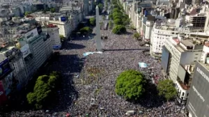 ARGENTINA, DE FIESTA: MILES DE HINCHAS SALIERON A LAS CALLES Y HAY FESTEJOS EN TODO EL PAÍS