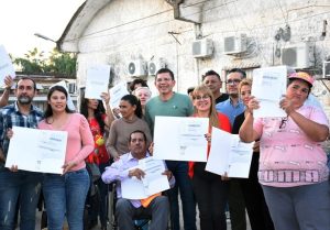 EL GOBIERNO DE RESISTENCIA ENTREGÓ 41 TÍTULOS DE PROPIEDAD A FAMILIAS DE 18 BARRIOS